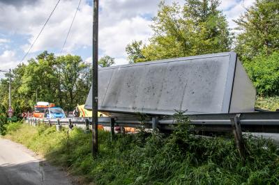 Stuttgart Degerloch: Anhaenger kippt in Kurve um..